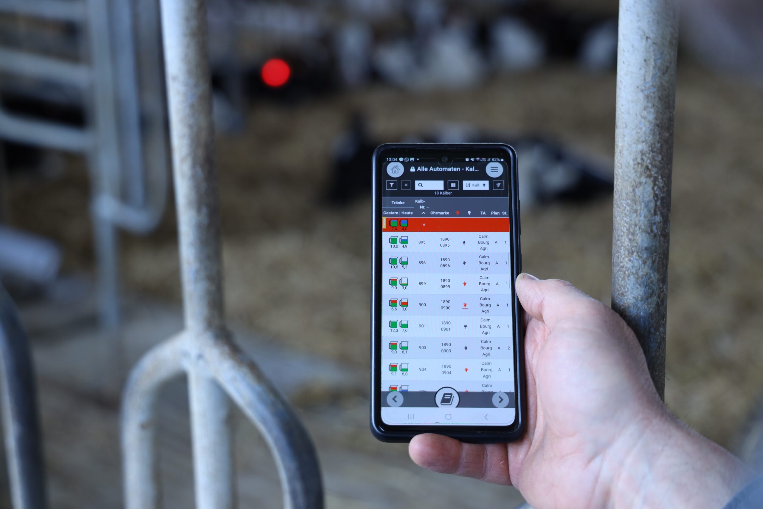 Smartphone affichant notre logiciel, qui permet de suivre toutes les données pertinentes via CalfApp GO!, CalfCloud et CalfApp VITAL – votre étable pour veaux toujours à portée de main.