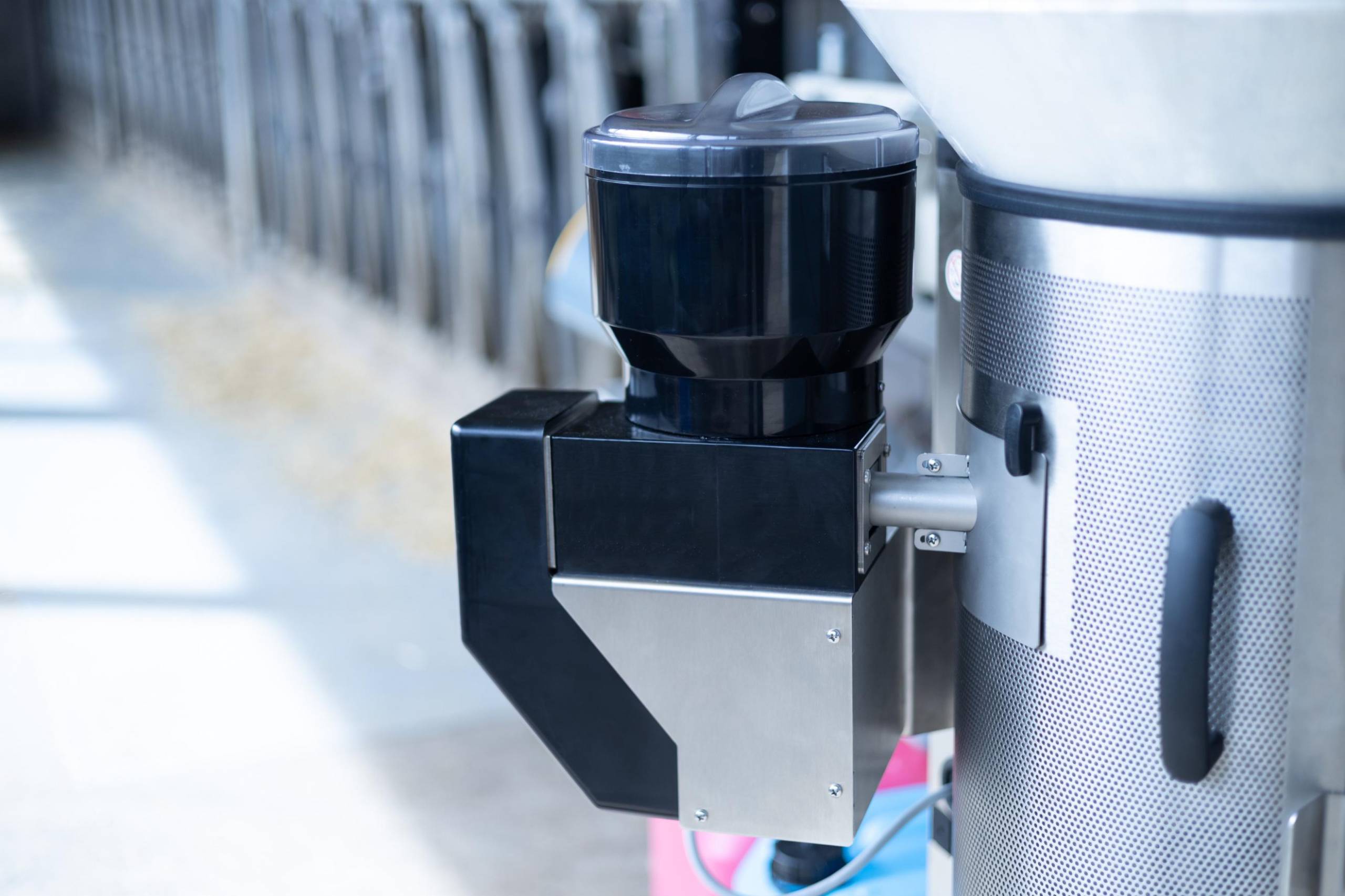 Le doseur d’additifs garantit une dosification précise et une administration fiable des additifs liquides ou en poudre, une fois ou sur une période prolongée. Parfait pour l’alimentation individualisée de vos veaux – même lorsque vous n'êtes pas à l'étable.