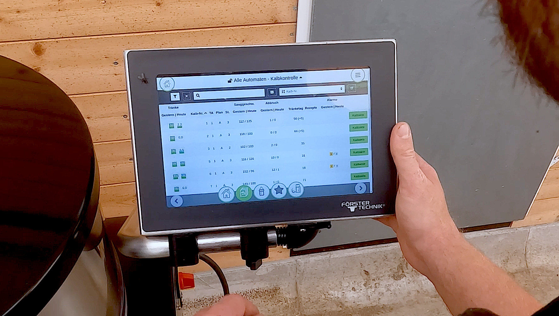 L'écran SmartTouch affiche toutes les fonctions de CalfCloud directement sur le distributeur automatique de lait. Toutes les données peuvent être consultées et l'ensemble du système d'alimentation est contrôlé par un simple toucher.