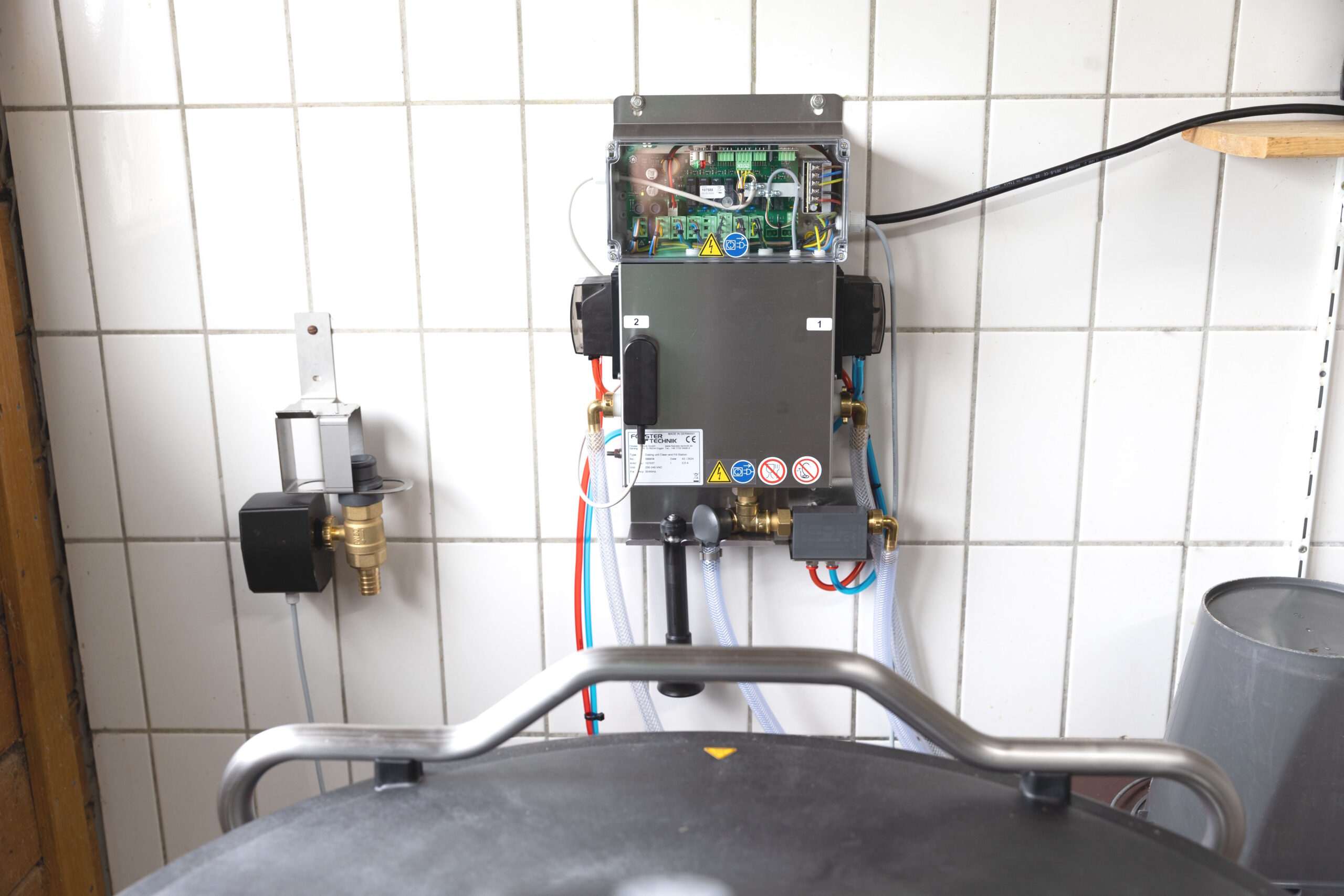 Die Clean&Fill Station reinigt das MilchMobil und befüllt es gleichzeitig mit frischer Tränke wodurch optimale Hygiene und maximale Effizienz gewährleistet werden.