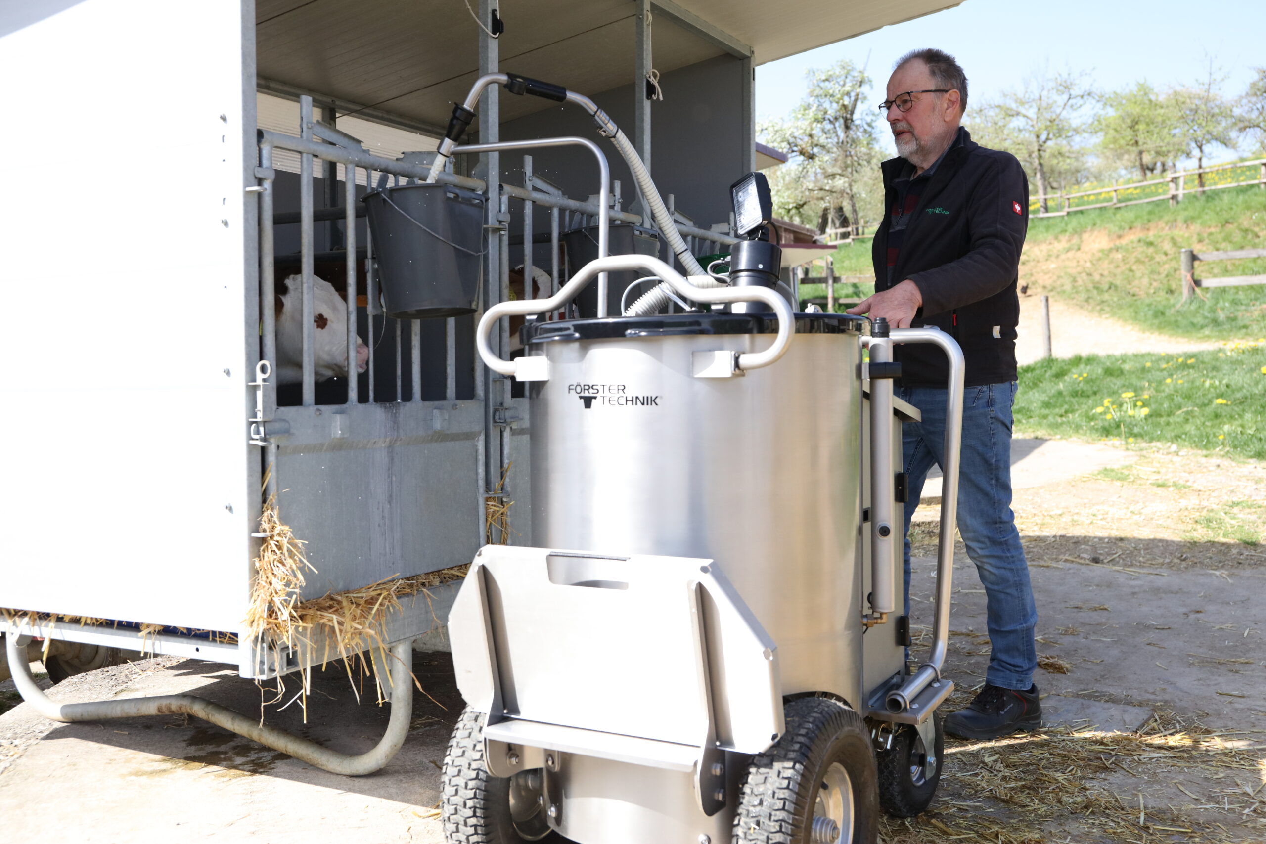 Das Milchmobil füllt den Tränkeeimer direkt an der Box – für eine präzise und zeitsparende Fütterung Ihrer Kälber.