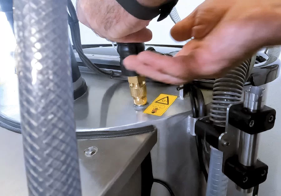 Richtige Platzierung der Reinigungsdüse am MilchMobil für eine effektive Reinigung mit Hilfe der Clean&Fill Station.