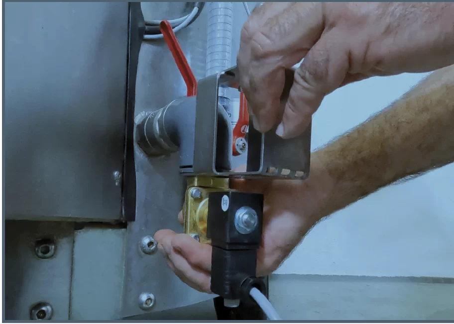 Das Ablassventil wird am MilchMobil angeschlossen, unterstützt durch die Clean and Fill Station für eine einfache Handhabung, effizientes Entleeren und optimale Reinigung.