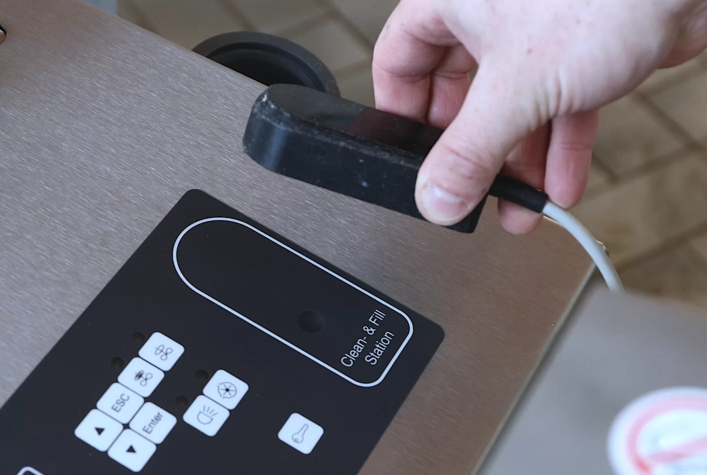 Das MilchMobil wird mühelos an die Clean&Fill-Station angedockt, um Reinigung und Befüllung zu erleichtern.