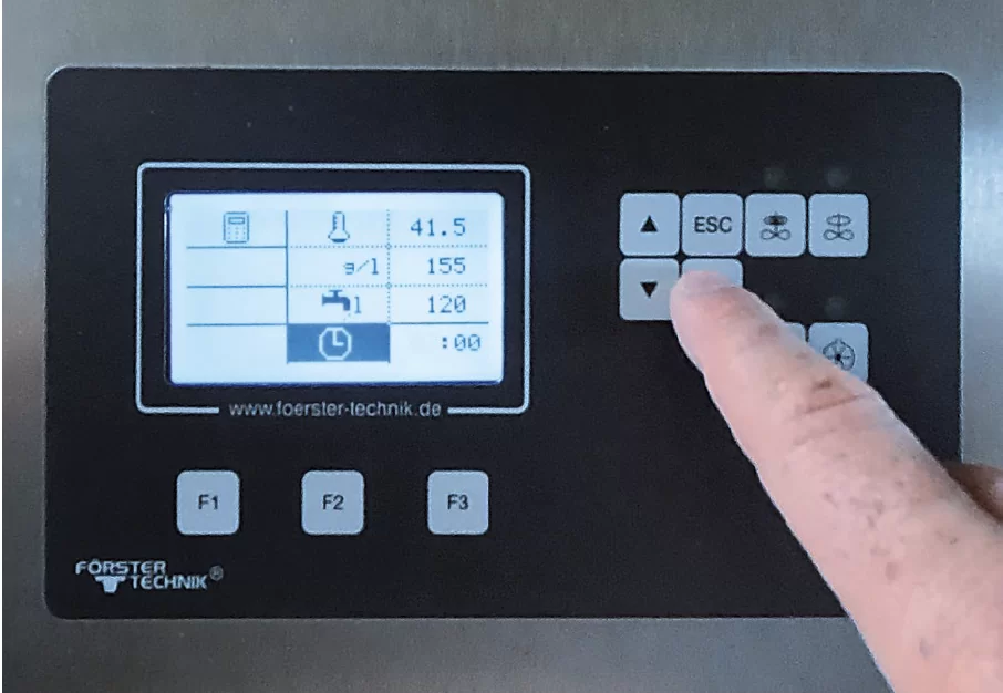 Die Reinigung und anschließende Wiederbefüllung des MilchMobils wird einfach und effizient über das LED-Display der Clean and Fill Station eingestellt.