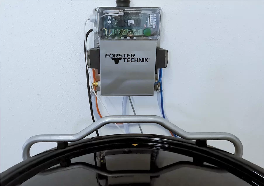 Das MilchMobil ist mit der an der Wand montierten Clean-and-Fill-Station verbunden, um eine einfache Reinigung und Befüllung zu gewährleisten.