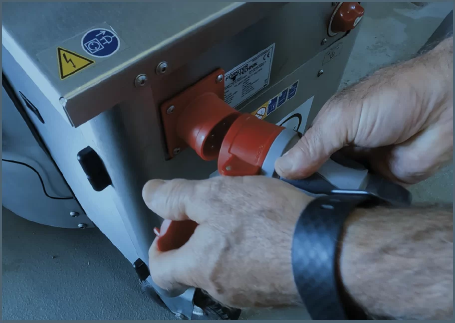 Stromverbindung zwischen der Clean and Fill Station und dem MilchMobil: Zuverlässige Energieversorgung für einen reibungslosen Betrieb.