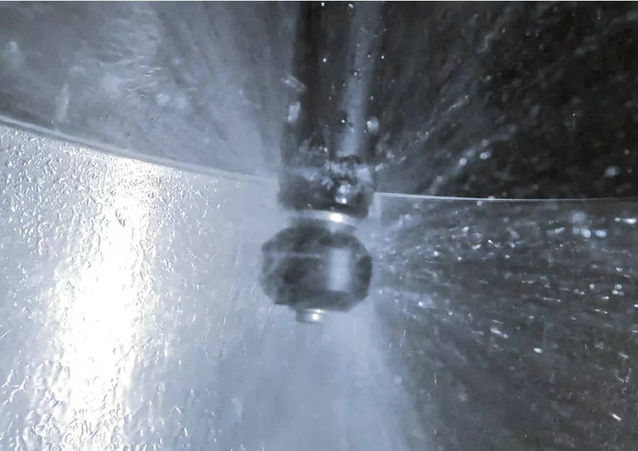 Das Bild zeigt das Innere des MilchMobils während der automatischen Reinigung, durchgeführt durch die Clean and Fill Station. Alle Teile werden gründlich gespült, um höchste Hygienestandards zu gewährleisten.