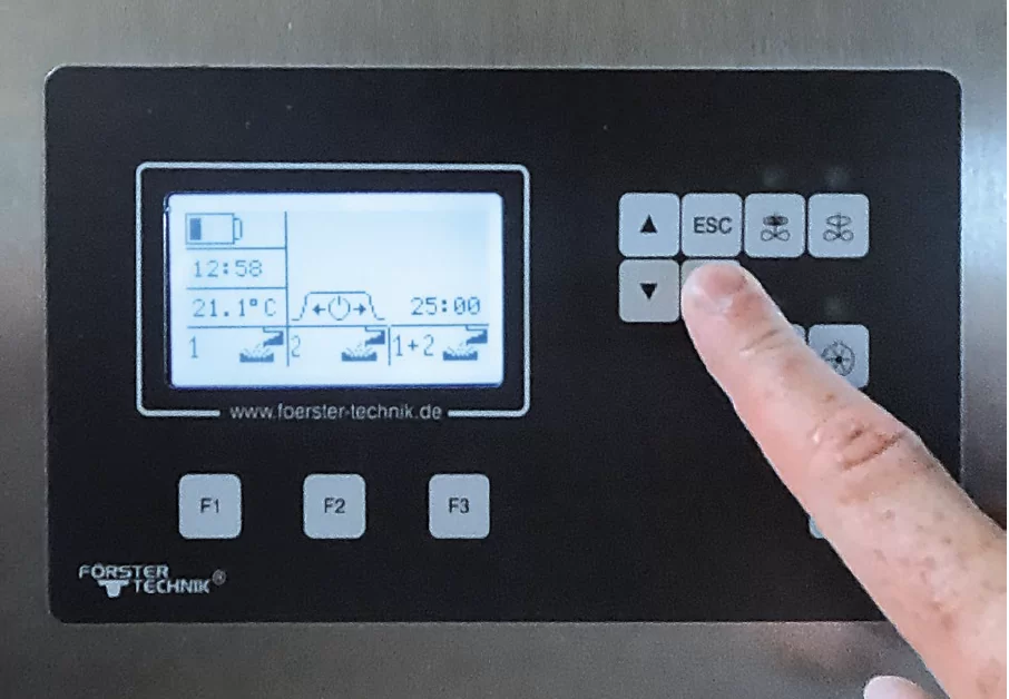 Die Wiederbefüllung des MilchMobils kann einfach über das LED-Display angepasst werden, um die optimale Menge an Tränke für die Kälber bereitzustellen.