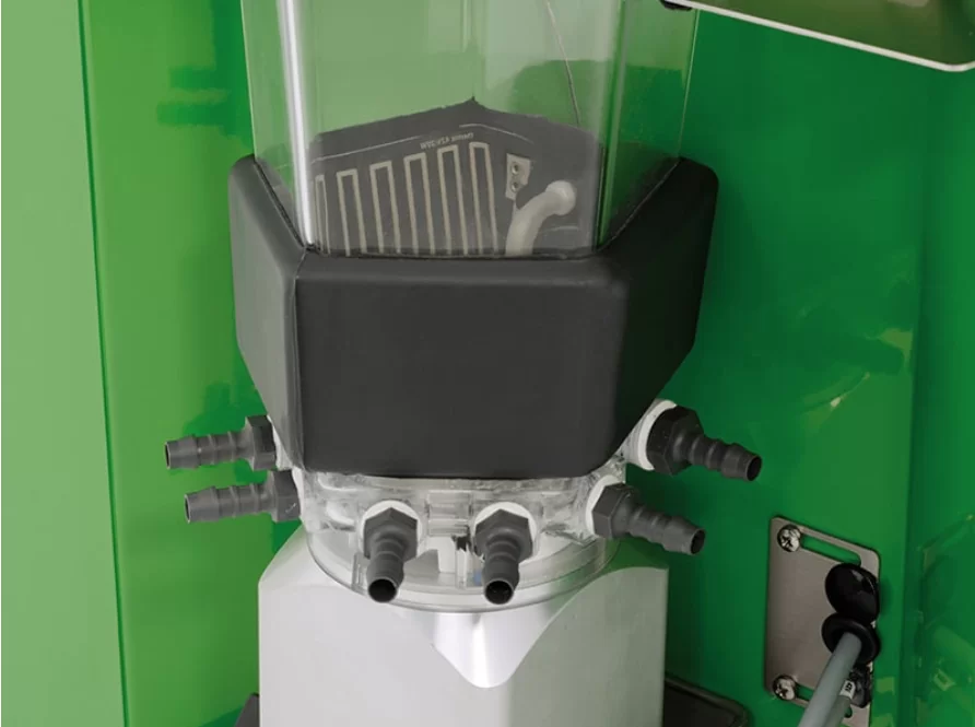 Gros plan des tétines du distributeur automatique pour agneaux de Förster-Technik – Système de distribution précis et hygiénique pour les agneaux.