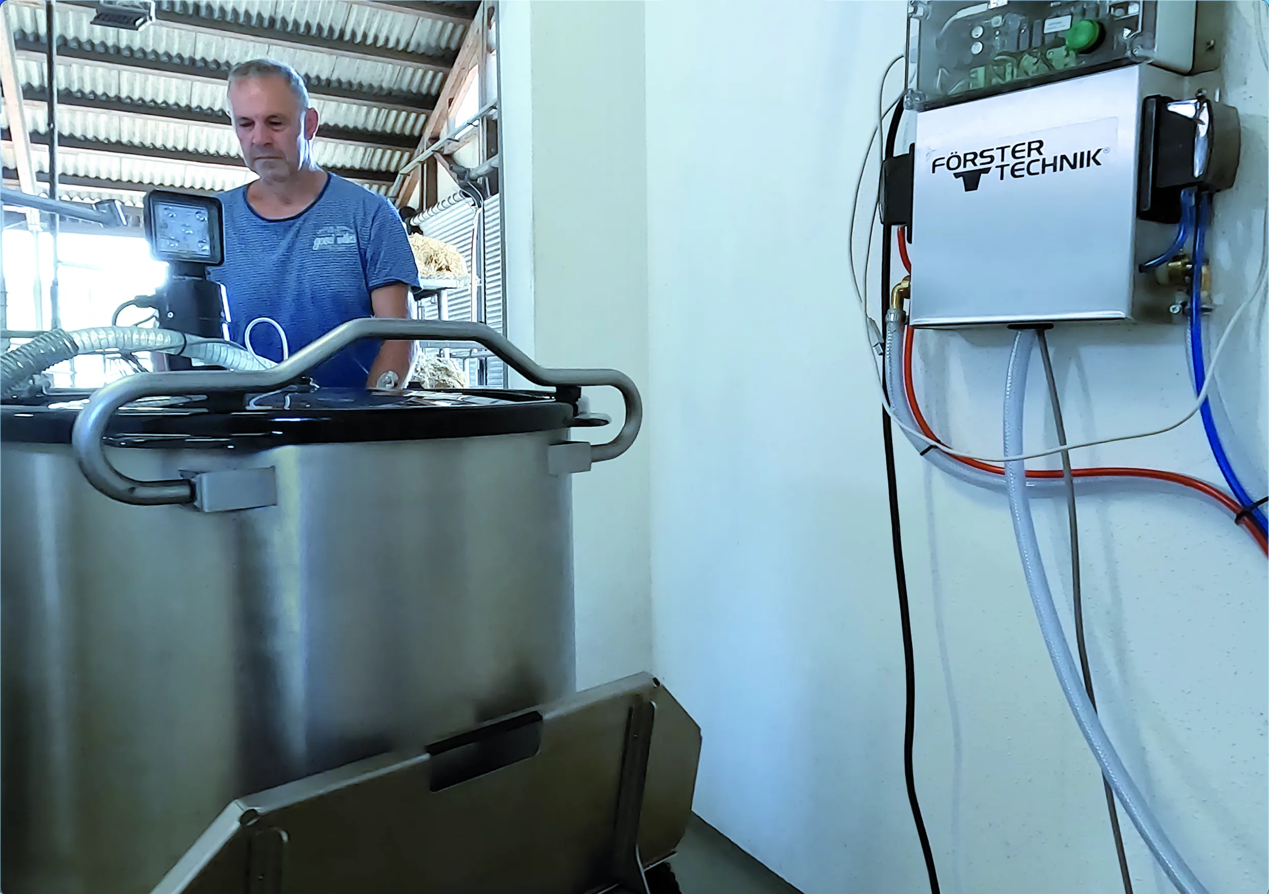 La station Clean and Fill nettoie le MilchMobil et le remplit simultanément avec une boisson fraîche, garantissant une hygiène optimale et une efficacité maximale.