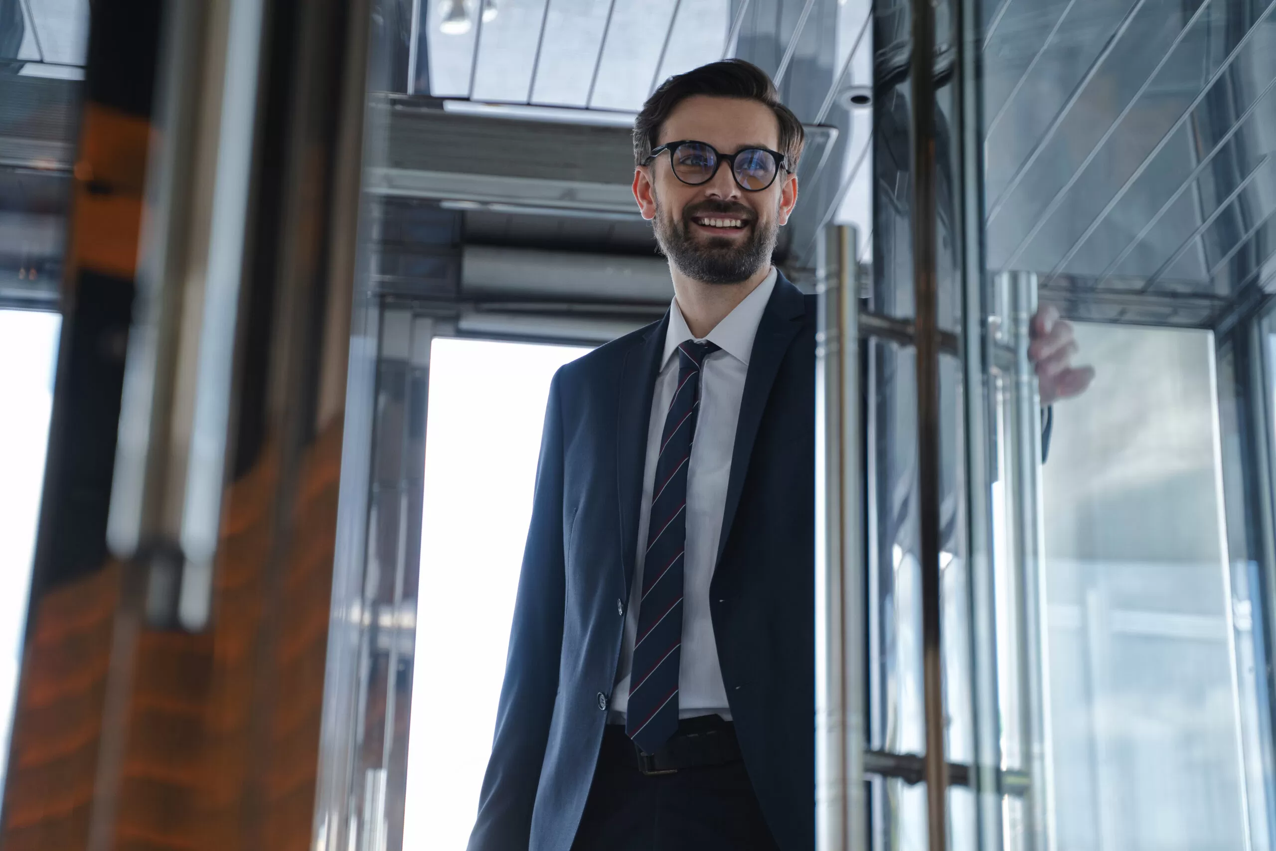 Une image exemple d'un employé heureux qui profite des excellentes et polyvalentes opportunités de carrière chez Förster-Technik. L'employé rayonne de satisfaction et est motivé par les perspectives professionnelles variées.