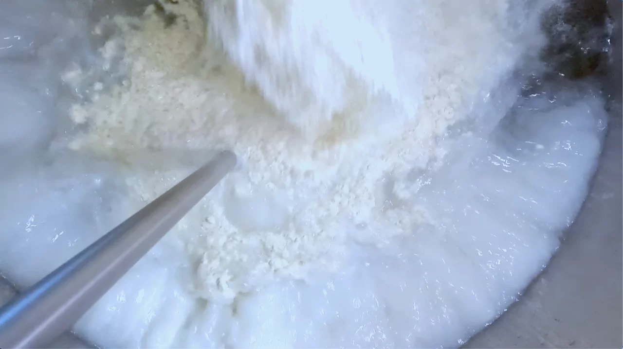 Le mélangeur mélange la boisson avec Mat dans un distributeur automatique de lait pour garantir un apport nutritif homogène et efficace aux veaux.