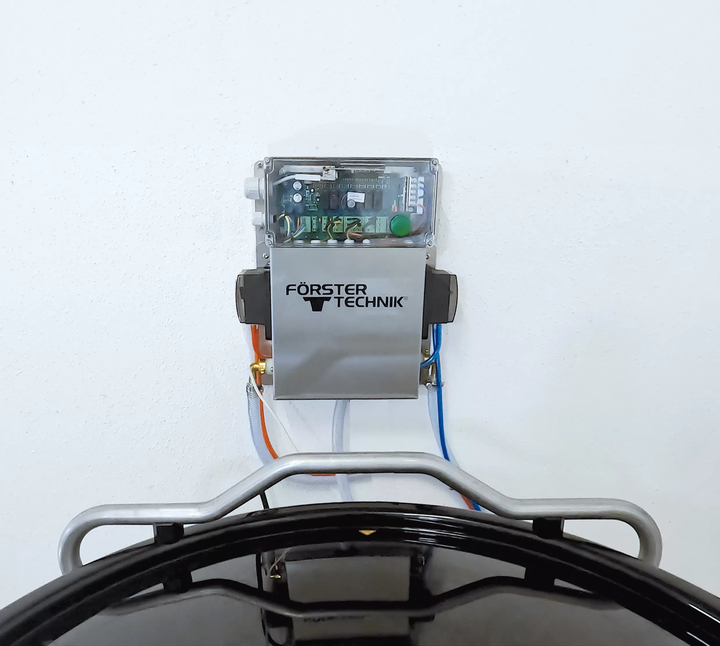 Die Clean and Fill Station spart Zeit und Geld durch ihre automatisierte Reinigung und Befüllung, die den Arbeitsaufwand minimiert und die Effizienz steigert.