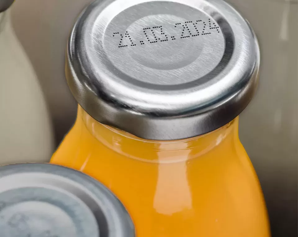 Une bouteille de jus propre, remplie et sécurisée grâce à notre pasteurisateur fiable, qui pasteurise aussi bien les jus que le lait.